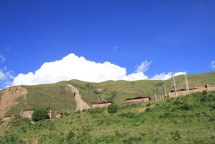 青山蓝天间的乡村景致