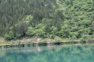 青山环抱的澄澈湖水