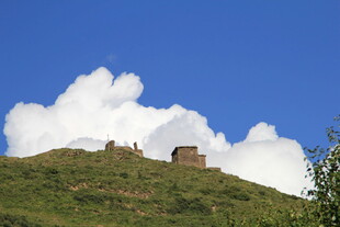 山顶建筑与蓝天白云美景