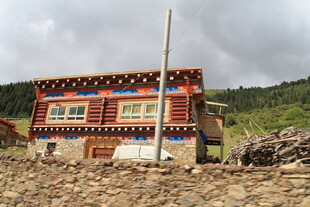 藏式小屋立于山野间
