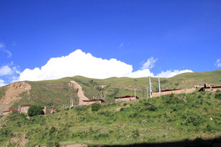 山间村落与蓝天白云美景