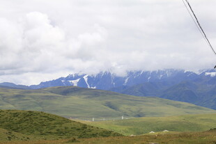 高山草原间的壮丽雪山景