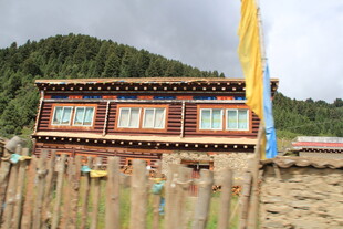 藏式小屋 背靠青山