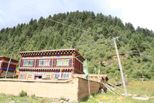 藏式民居坐落于青山之下