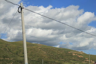 乡村电线杆与远山蓝天