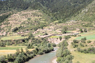 山间河畔的宁静村落