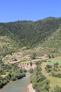 青山绿水间的美丽村落