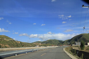 宽阔公路与远山蓝天美景