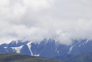 云雾缭绕的壮丽雪山景色