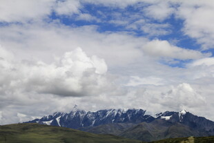 雪山云海壮丽风光