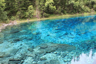 清澈蓝湖 尽显自然之美