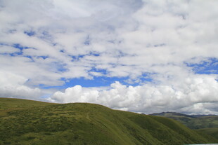 草原上的蓝天白云美景