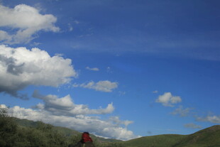 蓝天白云下的徒步者