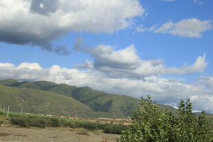 蓝天白云下的山峦风光