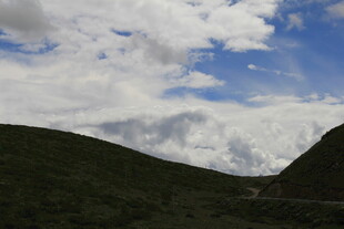 山间云海蓝天美景
