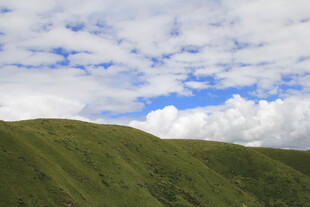 青山之上蓝天白云