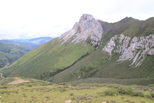 壮丽山景 绿意盎然的山峦