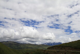 蓝天白云下的山峦美景