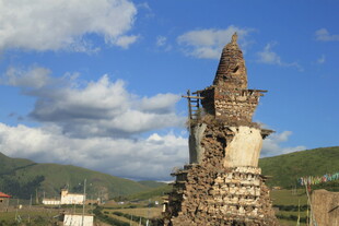 古老石塔屹立于山野之间