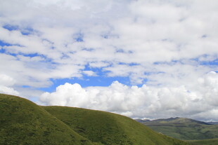 青山之上蓝天白云美景