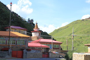 山间多彩建筑景观