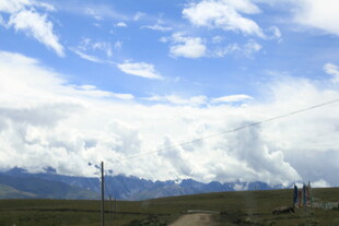 蓝天白云下的山间风景