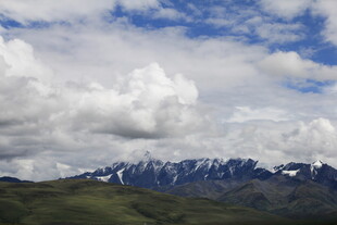 蓝天白云下的壮丽山脉
