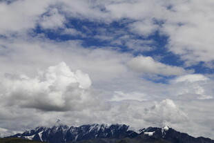 蓝天白云下的巍峨山脉