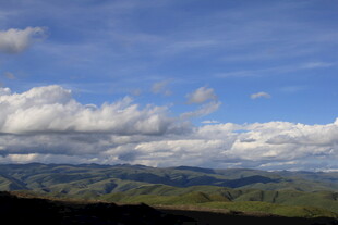 蓝天白云下的广袤山峦