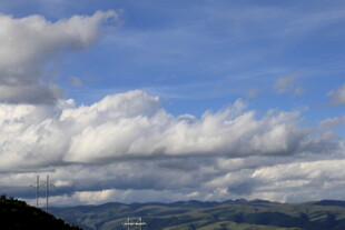蓝天白云下的开阔景致
