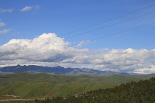 蓝天白云下的山峦美景