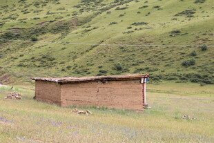 草原上的简易小屋