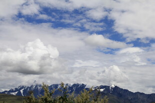 蓝天白云下的壮丽山脉