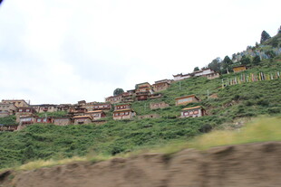 山坡上错落有致的村落