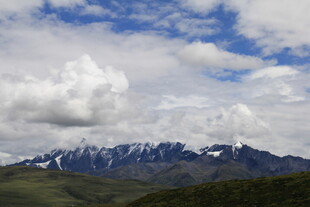 壮丽雪山与蓝天白云景观