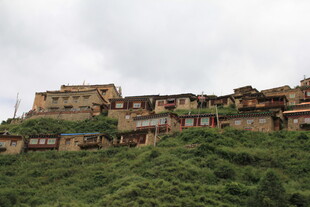 山坡上的古朴藏式村落