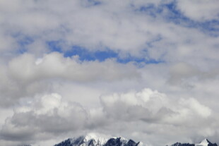 雪山之上的云海景观