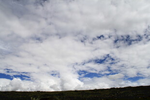 蓝天白云下的壮阔云层