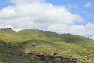 山间村落 蓝天白云下美景