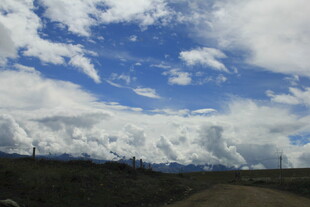 蓝天白云下的旷野之路