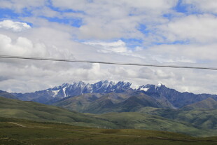 壮丽雪山与广袤草原景观