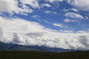 蓝天白云下的壮丽山脉