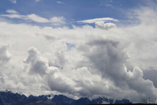 壮丽云海覆盖巍峨山脉