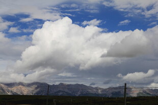 蓝天白云下的壮丽山脉