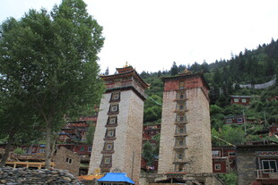 古老藏式建筑屹立山间