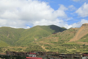 青山下的多彩建筑景观