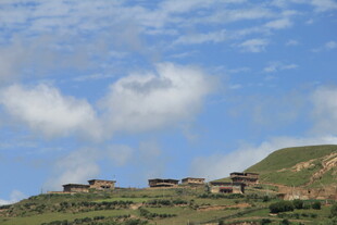 山坡上的古朴建筑群落