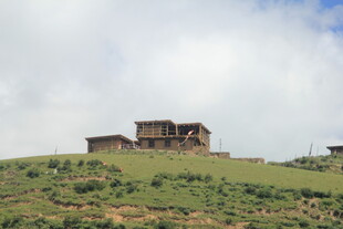 山丘上的古朴建筑