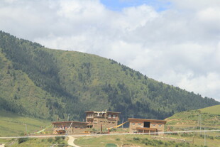 山间藏式民居风景