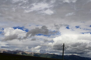 天空中厚重云层与远山